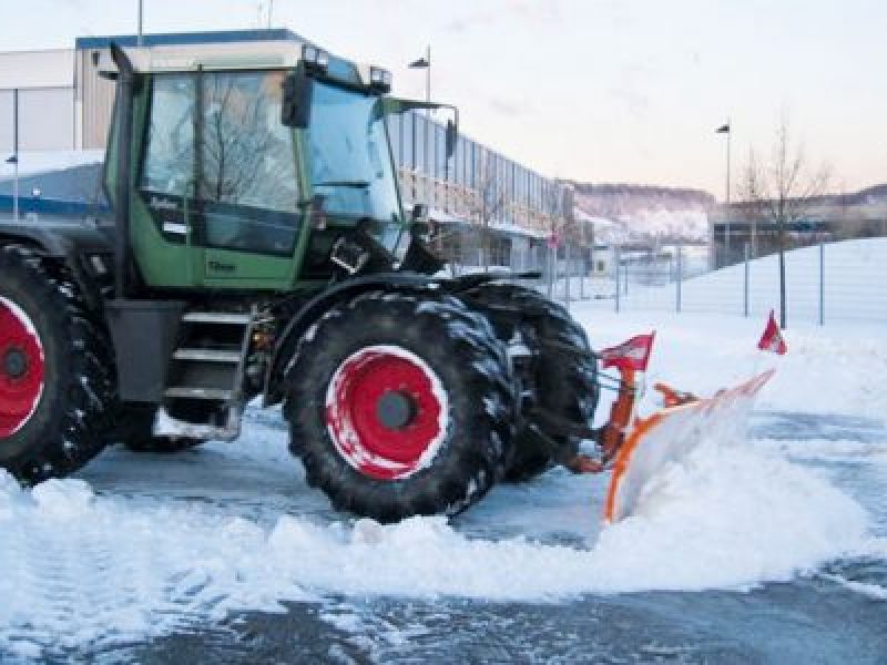 Räumfahrzeug von SchmidtWeissGrün bei der Arbeit