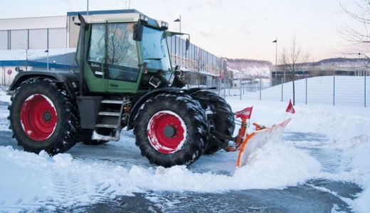 Räumfahrzeug von SchmidtWeissGrün bei der Arbeit