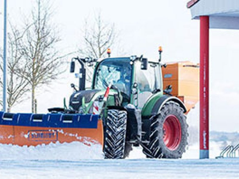 Räumfahrzeug von SchmidtWeissGrün bei der Arbeit