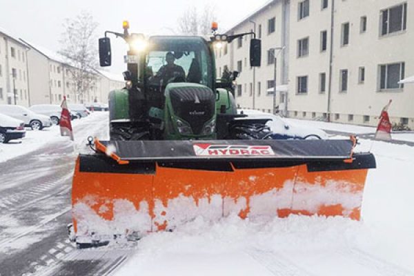 Räumfahrzeug von SchmidtWeissGrün bei der Arbeit