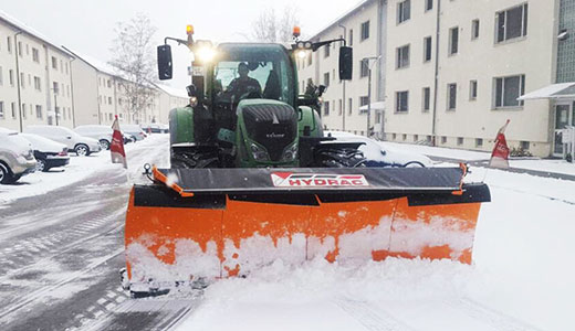 Räumfahrzeug von SchmidtWeissGrün bei der Arbeit