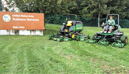 Mäharbeiten vor einem Army-Stützpunkt Mäharbeiten vor einem Army-Stützpunkt