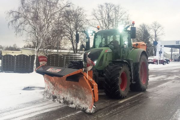 Räumfahrzeug von SchmidtWeissGrün bei der Arbeit