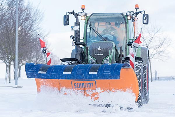 Räumfahrzeug von SchmidtWeissGrün bei der Arbeit