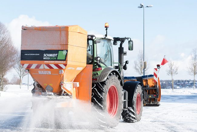 Streufahrzeug von SchmidtWeissGrün bei der Arbeit