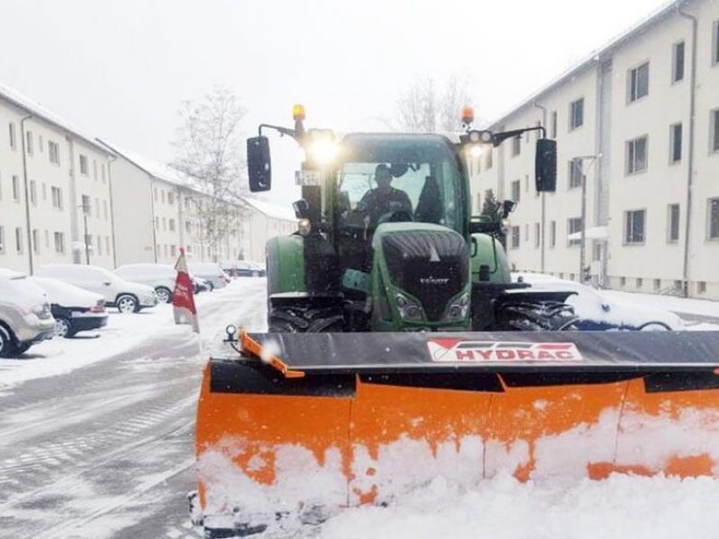 Räumfahrzeug im Einsatz in der Stadt'